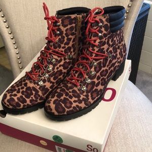 Boots leopard color. Fun design